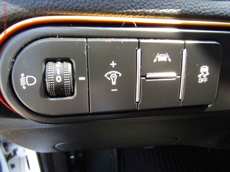 Kia Ceed (2018) 1.4i, ČR, AC, temp, tažné - fotka 12 z 21