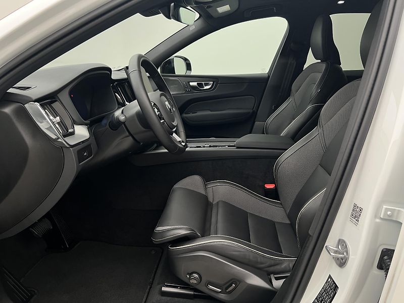 Volvo XC60 B5 AWD BLACK EDITION PLUS AUT  - fotka 3 z 48