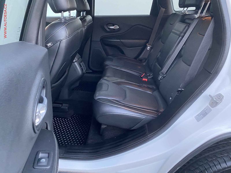 Jeep Cherokee (2015) 2.0 M-Jet 4X4, Limited, AT, - fotka 10 z 21