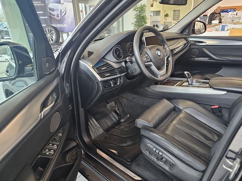 BMW X5 xDrive30d - fotka 8 z 23