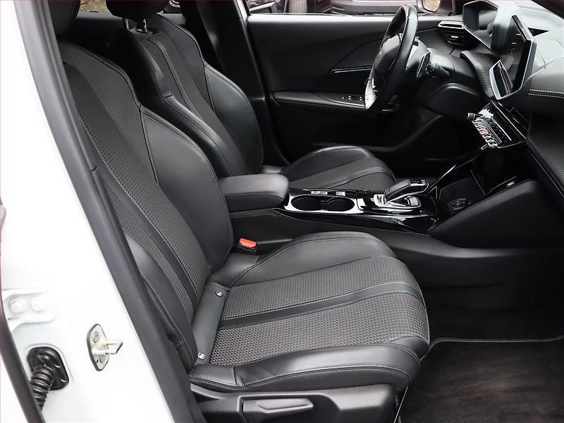 Peugeot 2008 (2021) GT Line 1.2 PureTech, Automat - fotka 7 z 22