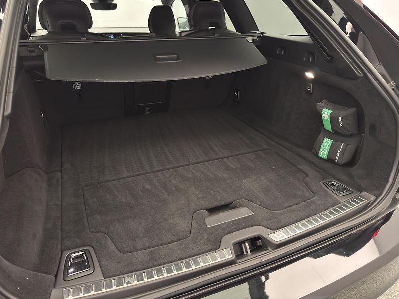 Volvo V90 B4 PLUS DARK AUT  - fotka 5 z 47