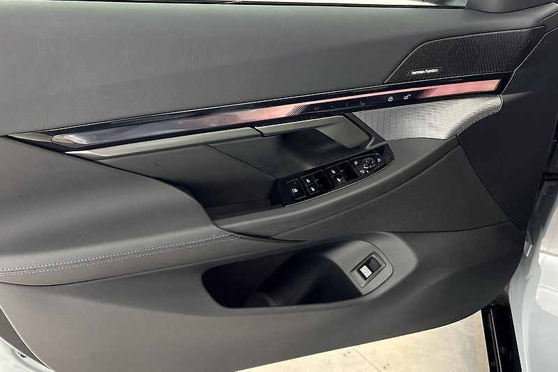 BMW Řada 5 řady 5 | 520d xDrive - fotka 17 z 19