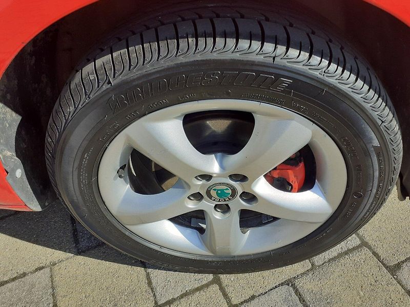 Škoda Fabia (2010) 1.2 TSi Kombi AMBIENTE - fotka 13 z 35