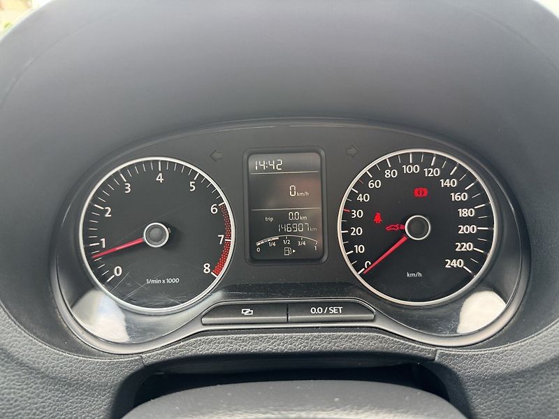 Volkswagen Polo (2011) 1.4i Style Klima Panorama - fotka 9 z 48