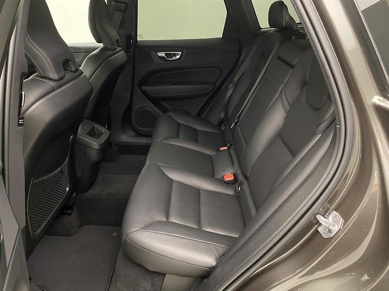 Volvo XC60 B4 AWD MOMENTUM REZERVACE - fotka 5 z 47