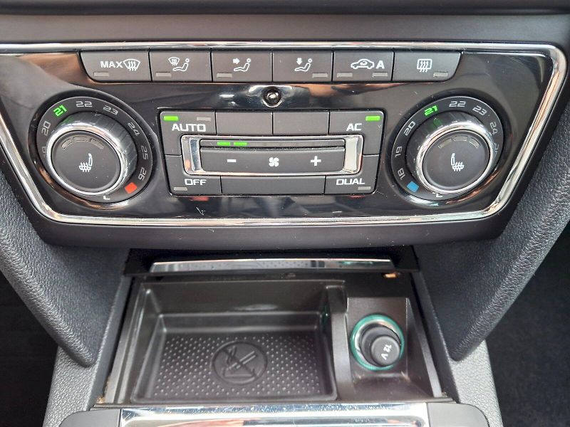 Škoda Superb (2012) Combi Elegance 2,0TDi 125kW DS - fotka 23 z 33