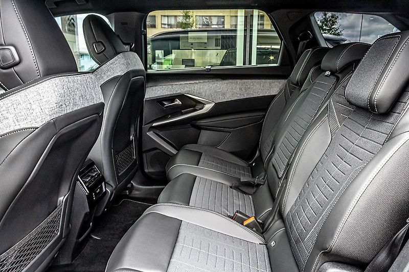Peugeot 5008 (2026) 1,2 BUSINESS Hybrid 145 e-DCS6 - fotka 17 z 17