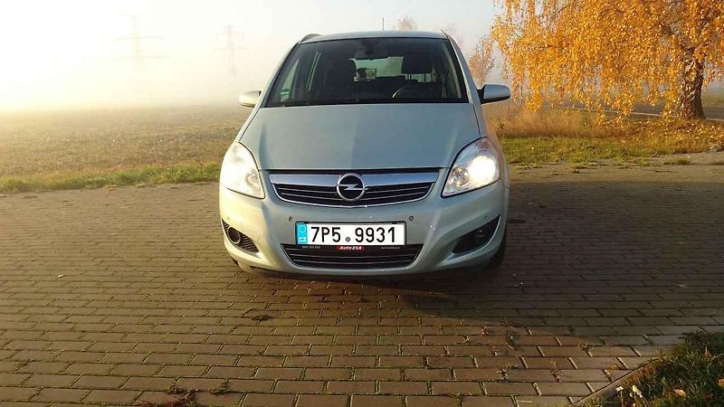 Druhá generace působí dojmem evoluce generace první, kterou pro Opel nakreslila vývojová kancelář Porsche.