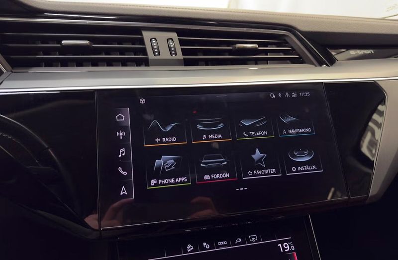 Audi Q8 e-tron 50 Q SoH 95% 360Kam Vzduch LED - fotka 15 z 26