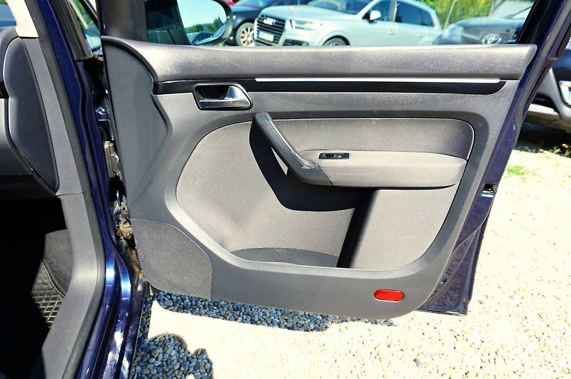 Volkswagen Touran (2011) 2,0 TDI 103 kW - fotka 18 z 48