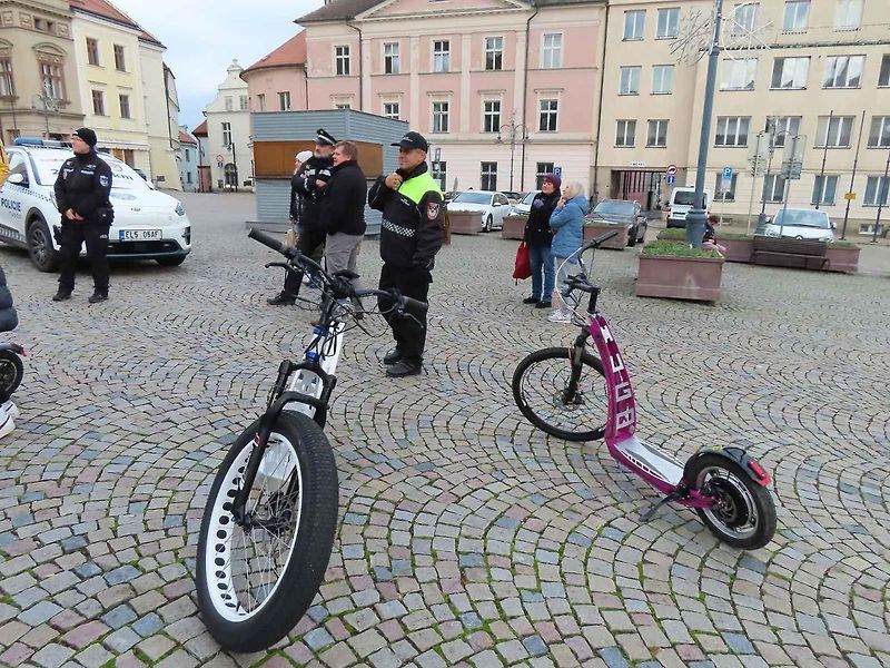 Vozový park Městské policie Tábor jako první v republice rozšiřil elektromobil Tesla Y zhruba za 1,3 milionu. Oficiální představení zásahového vozu veřejnosti se uskutečnilo ve středu 20. listopadu odpoledne na Žižkově náměstí.