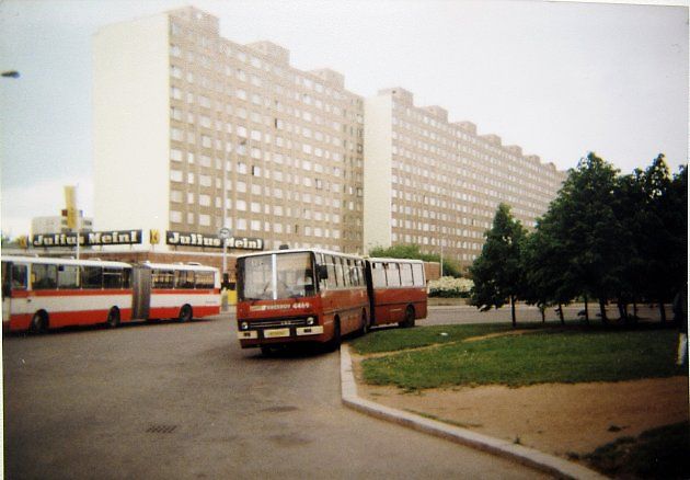 Kloubový Ikarus 280 na konečné linky 177 v Praze. V pozadí je kloubová Karosa., zdroj: Wikimedia Commons, Dezidor, CC BY 3.0
