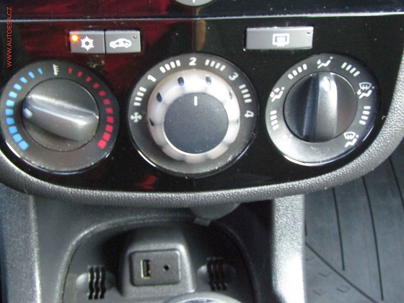 Opel Corsa (2014) 1.2i, ČR, Active, AC - fotka 18 z 21