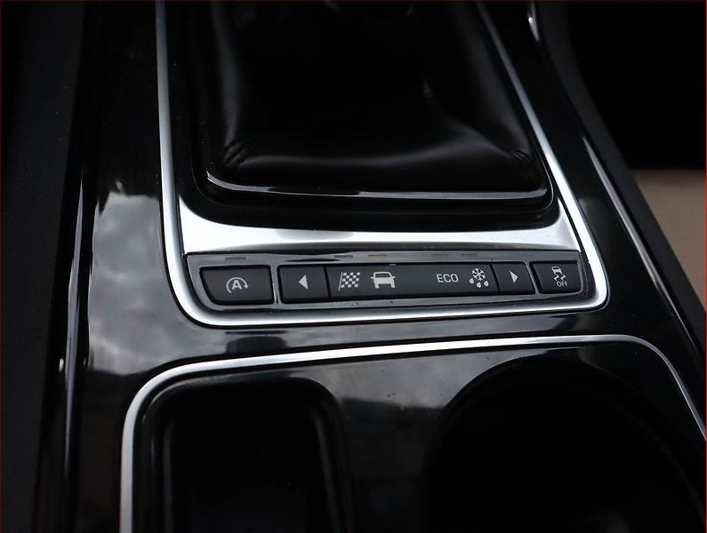 Jaguar XE (2015) E-Performance, Navi, Xenony - fotka 20 z 21