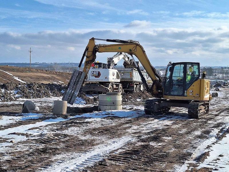 Na úseku od mimoúrovňové křižovatky Slaný-západ do Kutrovic probíhají nadále intenzivní zemní práce.