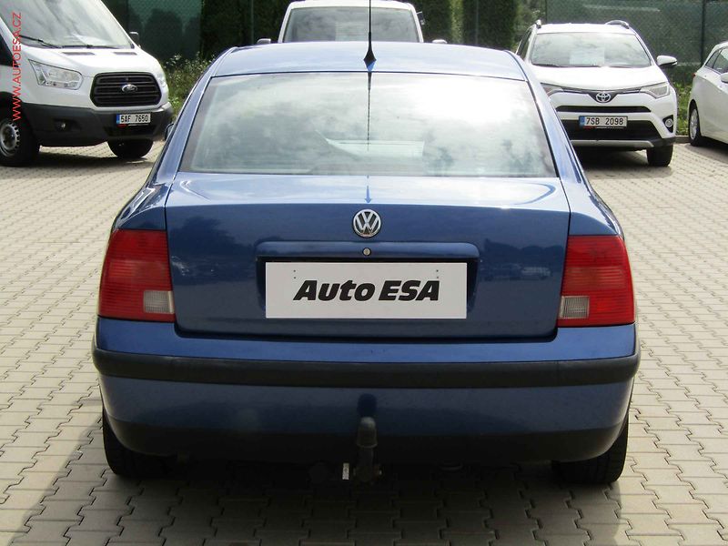 Volkswagen Passat (2000) 1.6 i, AC, výhředv sed - fotka 5 z 15