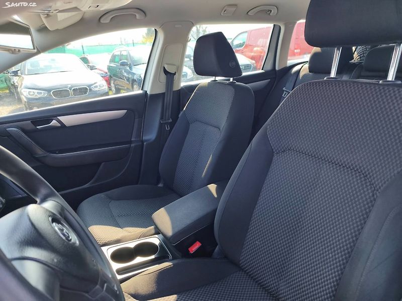 Volkswagen Passat (2011) - fotka 15 z 31