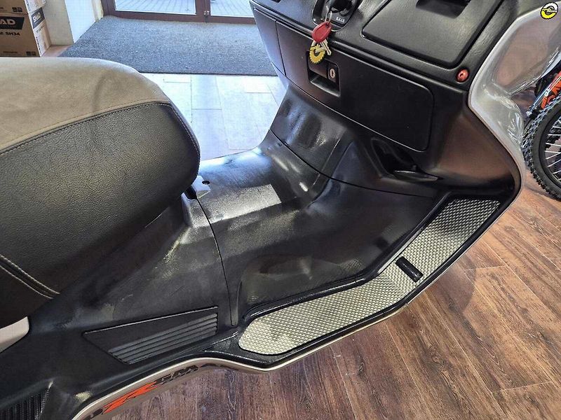 Suzuki Burgman 650 Executive (2005) - fotka 12 z 20