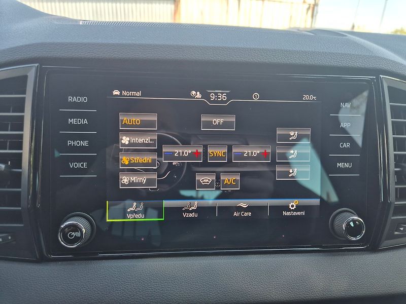Škoda Karoq SportLine 2,0 TDI DSG 4x4 - fotka 31 z 34