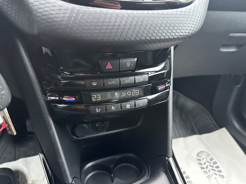 Peugeot 2008 (2016) 1.2 96kw Allure - fotka 19 z 25