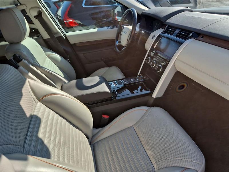 Land Rover Discovery 3,0 TDV6 HSE  5 - fotka 12 z 17