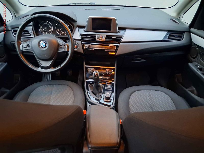 BMW Řada 2 (2017) 1.5T 218 i, Advantage, park - fotka 8 z 17