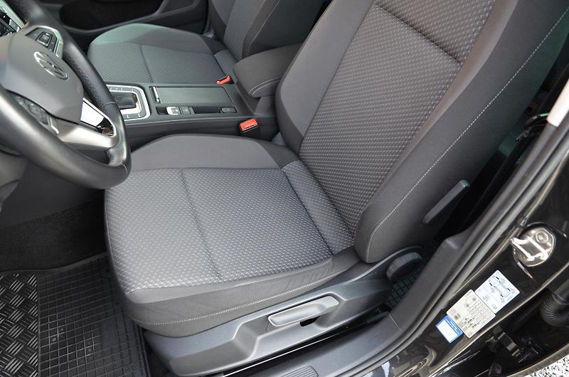 Volkswagen Passat (2021) 2.0 TDi DSG / LED / 74.300km  - fotka 17 z 35