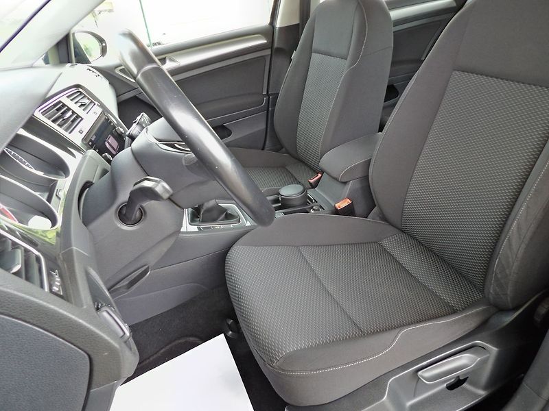 Volkswagen Golf 1.0TSI 81kW AutoAC Temp. 2xPDC - fotka 15 z 27