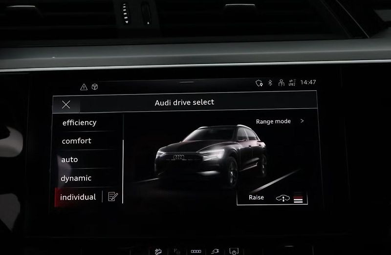 Audi Q8 e-tron 55 Quattro Kam LED Vzduch - fotka 21 z 32