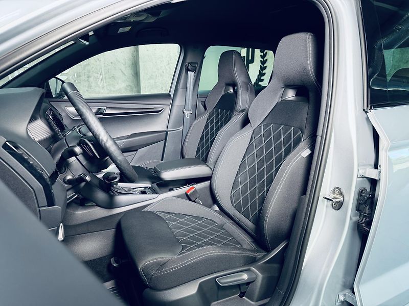 Škoda Karoq (2025) 1.5TSI*SPORT*360*5.LET.ZÁR - fotka 18 z 42