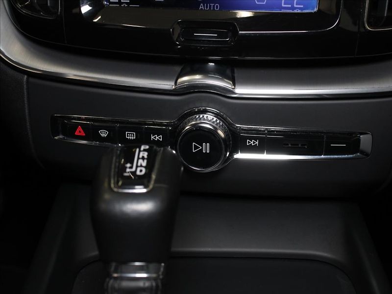 Volvo XC60 2,0 T5 184kW AWD Mom.PRO Pano. - fotka 14 z 25