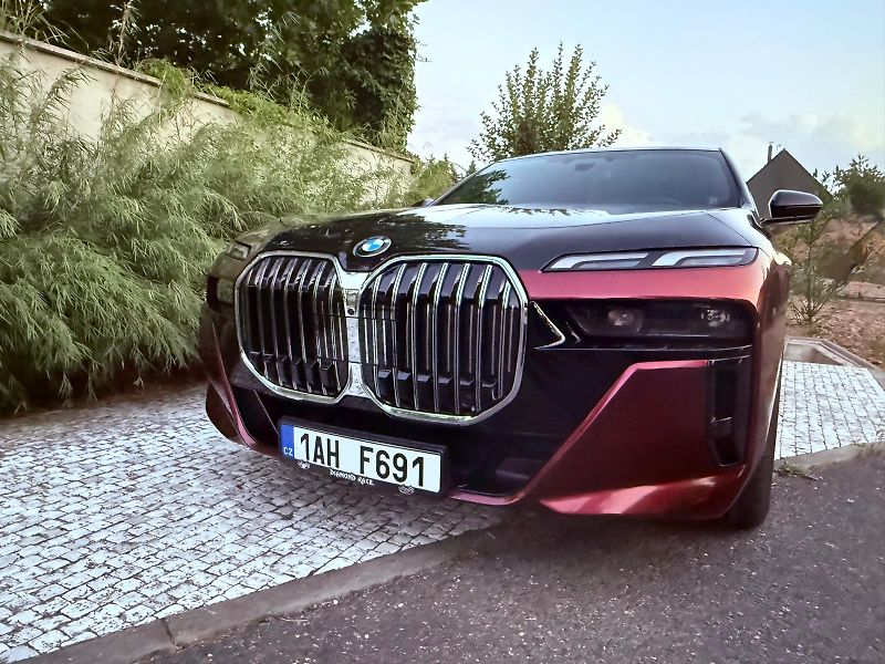 BMW Řada 7 (2024) BMW 740 M paket - fotka 9 z 20