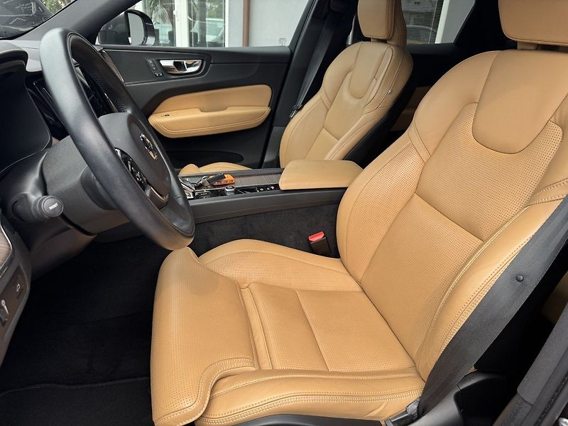 Volvo XC60 (2021) 2.0D B4 AWD Inscription - fotka 28 z 47