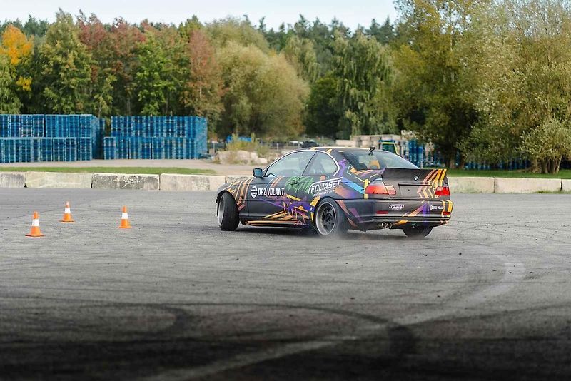 Ideální auta na blbnutí na uzavřených tratích? BMW a Subaru