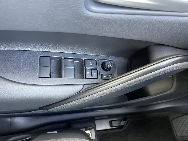 Toyota Corolla Cross 1.8 Hybrid Style ODBĚR 2/2027 - fotka 26 z 29