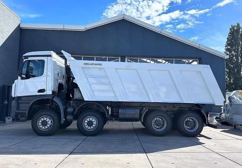 Mercedes-Benz (2025) Arocs 4140 8x4 sklápěč EURO 6 - fotka 2 z 20