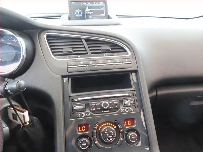 Peugeot 5008 (2015) 1.6 BlueHDi, Navi, Tempomat - fotka 12 z 15