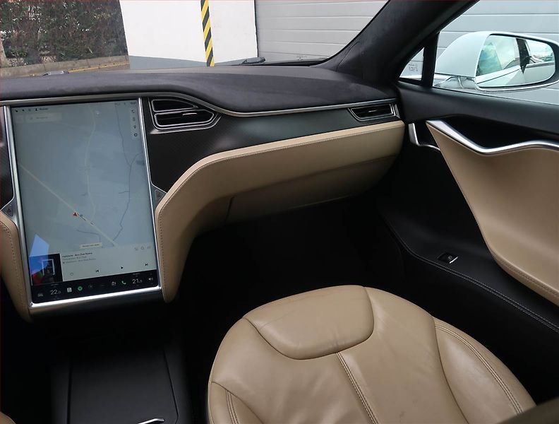 Tesla Model S (2015) 85D, SoH 84% - fotka 8 z 23