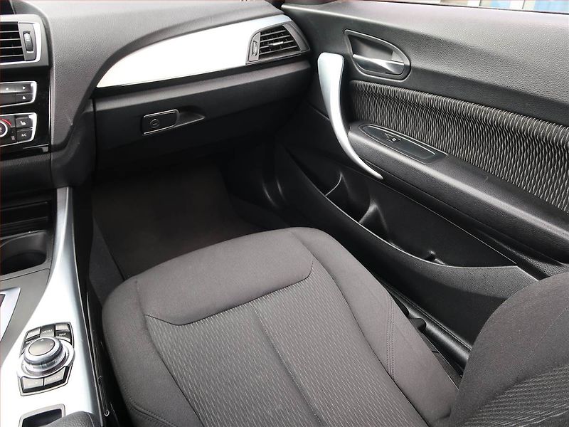 BMW Řada 2 (2017) 218d, Automat, Serv.kniha - fotka 8 z 21