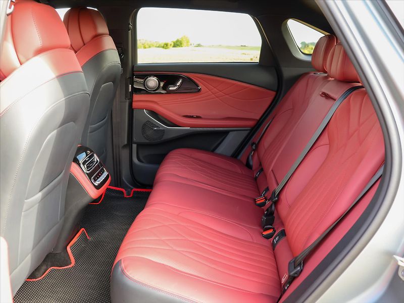 Omoda 9 1.5 Hybrid 395KW CZ 7 let záru - fotka 15 z 40
