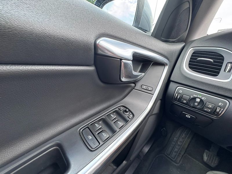 Volvo V60 (2016) D2 2,0D 88 KW TAŽNÉ - fotka 24 z 48