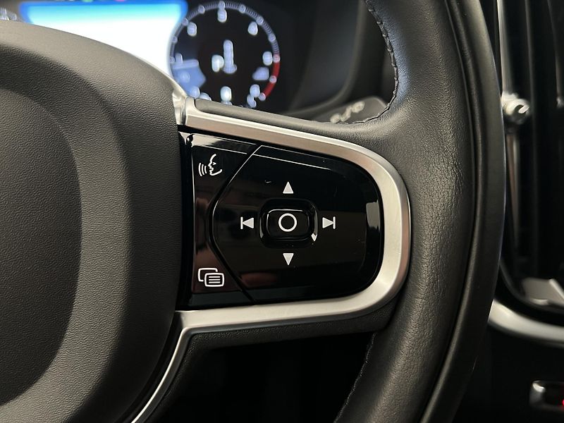 Volvo V60 B4 MOMENTUM AUT  - fotka 25 z 42