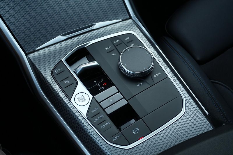 BMW Řada 3 330d xDrive, Tažné, Kamera - fotka 20 z 37