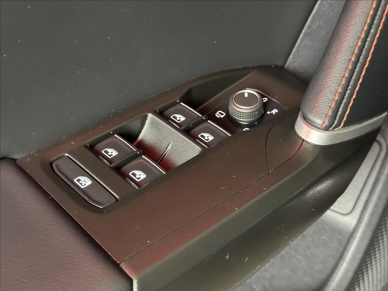 Seat Leon 1,4 TSi  e-Hybrid FR Line LED - fotka 21 z 50