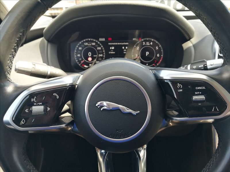 Jaguar XE 2,0 T 52000 km - fotka 6 z 23