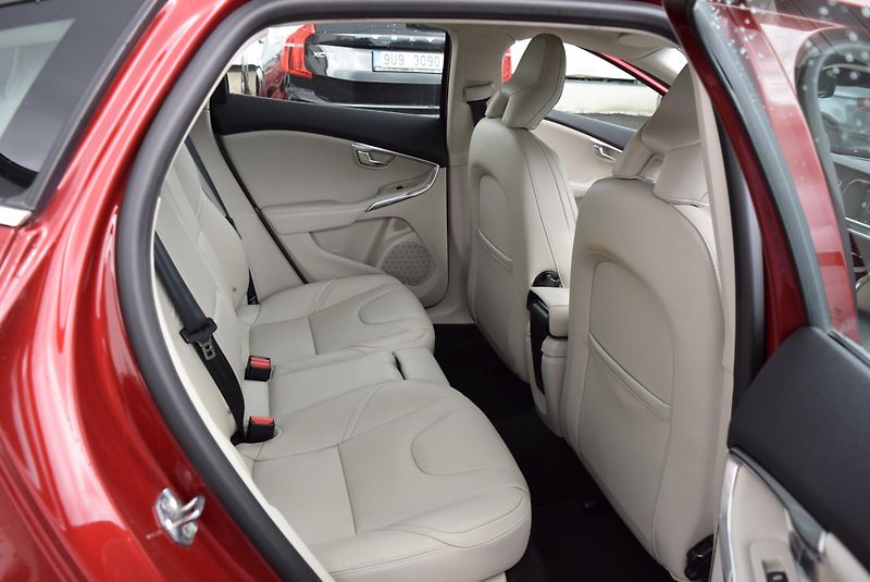 Volvo V40 (2016) 2.0i T2 90kw INSCRIPTION MANUÁ - fotka 39 z 48