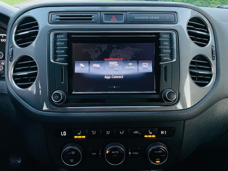 Volkswagen Tiguan 1.4TSI MANUÁL SERVISKA SENZORY - fotka 34 z 45