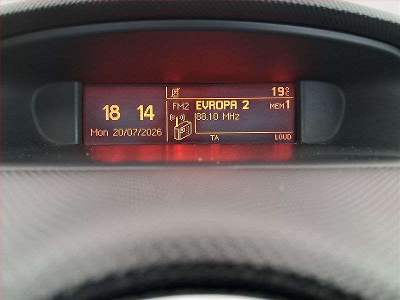 Peugeot 308 (2012) 1.6 HDi, 7 míst, jezdí výborně - fotka 12 z 17