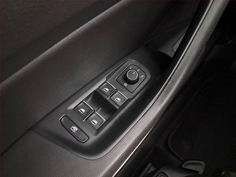 Volkswagen Passat (2015) 2.0 TDI, Automat, Serv.kniha - fotka 17 z 20
